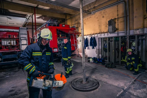 Bombeiro Com Uniforme Capacete Segurando Uma Motosserra Com Caminhão Bombeiros — Fotografia de Stock