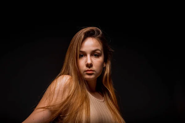 Estúdio Corpo Tiro Uma Mulher Atraente Posando Roupas Elegantes Enquanto — Fotografia de Stock