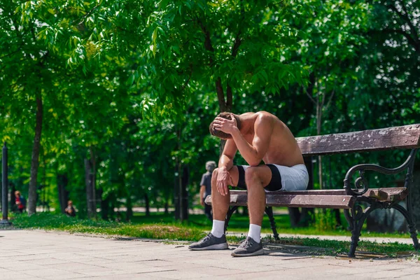 Уставший Красивый Спортсмен Отдыхает Скамейке Парке После Бега — стоковое фото