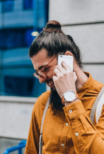 Elegante Hombre Hipster Con Ropa Moda Durante Una Conversación Telefónica — Foto de Stock