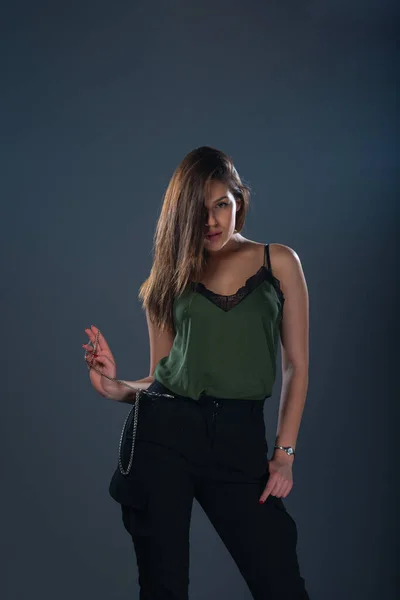 Портрет Сексуальной Молодой Женщины Модели Стоящей Студии Одетой Темно Зеленый — стоковое фото