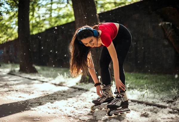 Κορίτσι Πάει Rollerblading Στέκεται Στο Δρόμο Και Θέσει Inline Πατίνια — Φωτογραφία Αρχείου