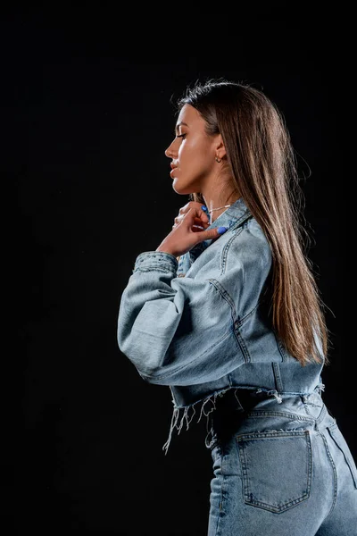 Retrato Uma Mulher Elegante Atraente Posando Contra Fundo Escuro — Fotografia de Stock