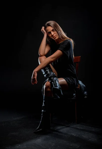 Porträtt Vacker Kvinnlig Modell Poserar Trendig Tunika Shirt Och Läderstövlar — Stockfoto