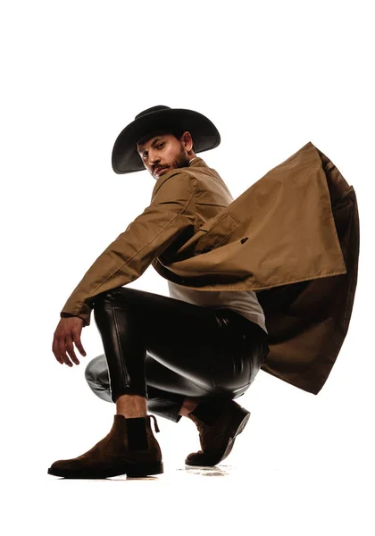 Trendy Modern Fiatalember Öltözött Trendi Bézs Kabát Fekete Cowboy Kalap — Stock Fotó