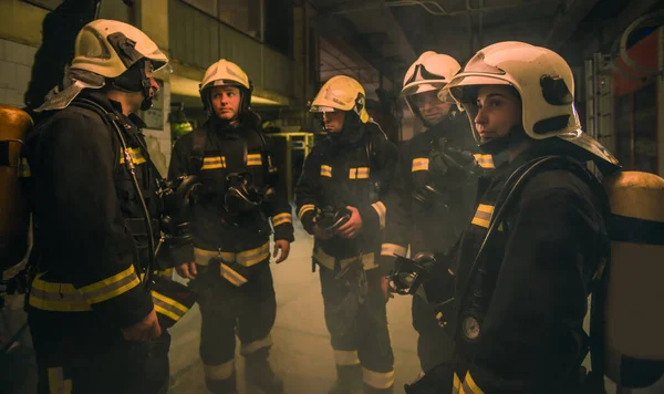 Groupe Pompiers Avec Uniforme Intérieur Caserne Pompiers Préparant Pour Sauvetage — Photo