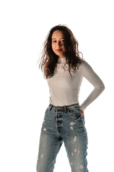 Estúdio Retrato Moda Uma Menina Moderna Vestindo Calças Jeans Suéter — Fotografia de Stock