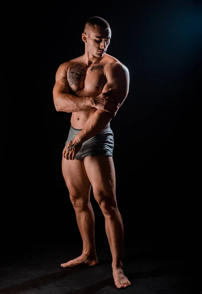 Muscular Super Alto Nível Bonito Homem Posando Fundo Preto — Fotografia de Stock