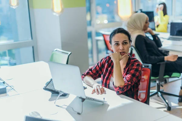 Atrakcyjna Bizneswoman Pracująca Komputerze Rozmawiająca Kolegami Biurze — Zdjęcie stockowe