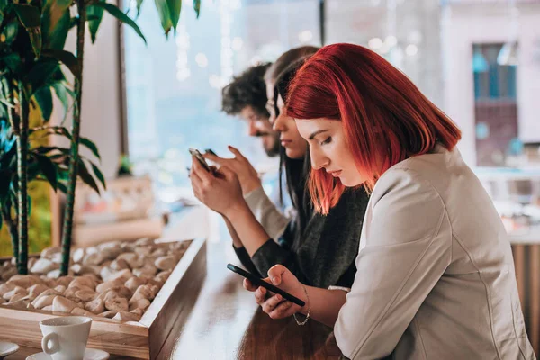Arbeitskollegen Nutzen Ihr Smartphone Während Einer Kaffeepause — Stockfoto