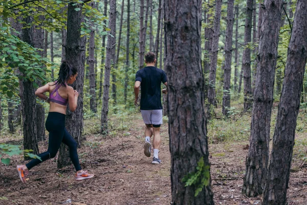 自然の中で実行している男性と女性の選手をフィット 自然とスポーツの概念 — ストック写真