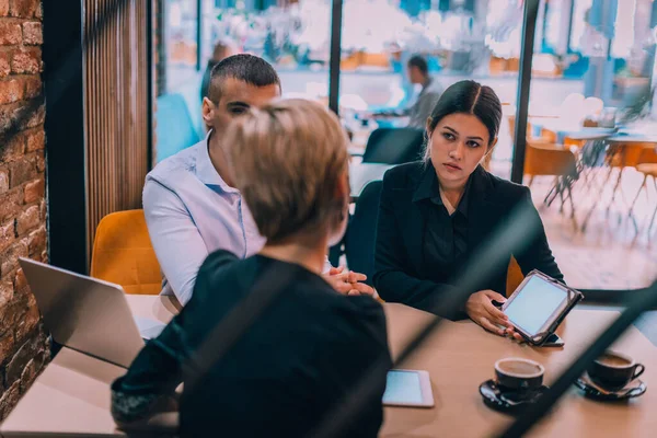 Geschäftstreffen Mit Dem Jungen Paar Und Seinem Finanzberater Einem Café — Stockfoto