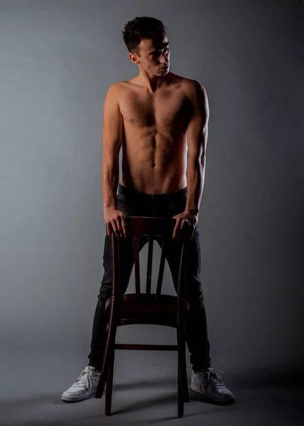 トルコショットのAクールな若いです半分裸の男を身に着けている現代的なスタイルのジーンズ — ストック写真