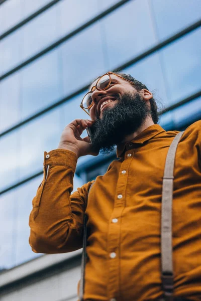 Bearded Man Klädd Fashionabla Kläder Innehav Med Mobil Konversation — Stockfoto