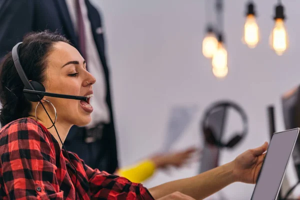 Retrato Una Hermosa Mujer Joven Con Auriculares Sonriendo Mientras Trabaja —  Fotos de Stock