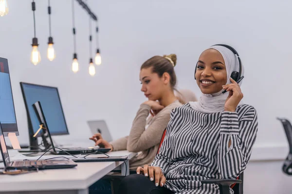 Modern Bir Ofiste Tesettürle Çalışan Kameraya Bakan Mutlu Afrikalı Müslüman — Stok fotoğraf
