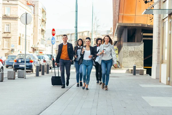 Amigos Vinculación Grupo Amigos Multiétnicos Caminando Por Las Calles Hablando — Foto de Stock