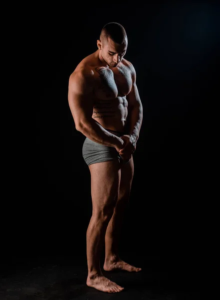 Kulturista Muž Perfektní Tělo Ramena Biceps Triceps Hrudník — Stock fotografie