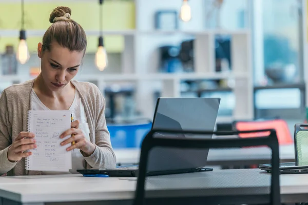 Gerente Rubia Trabajando Detrás Escritorio Una Oficina Moderna —  Fotos de Stock