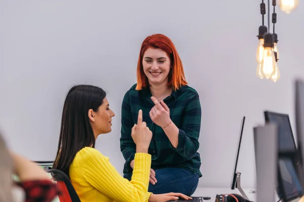 Dos Compañeras Chateando Sonriendo Oficina Mientras Descansan — Foto de Stock