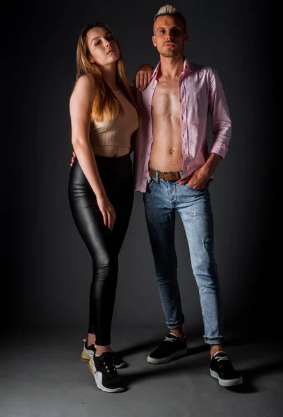 Plan Corps Couple Mode Élégant Portant Des Vêtements Style Moderne — Photo
