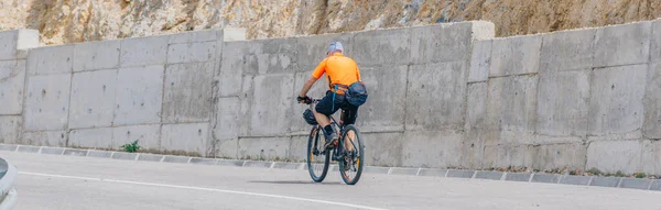 Kavkazský Muž Cyklista Jezdí Kole Kopce Sobě Profesionální Cyklistické Horské — Stock fotografie
