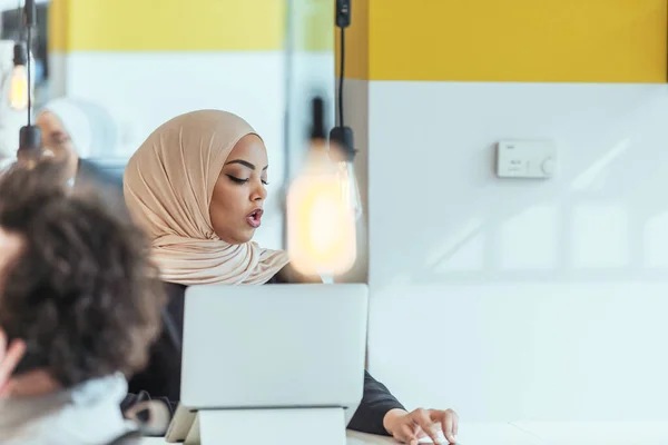 Porträt Eines Glücklichen Afrikanischen Muslimischen Mädchens Mit Hidschab Das Einem — Stockfoto