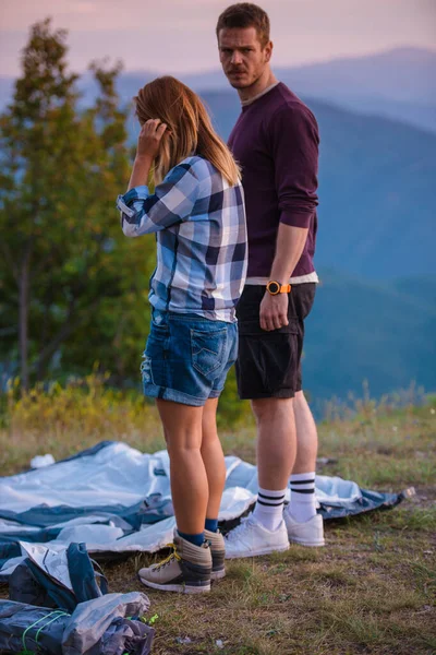 Young Couple Oppening Tent Bonfire Sunset Setting — Stock Photo, Image