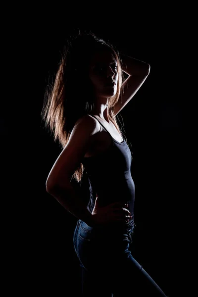 Retrato Una Atractiva Chica Moda Camiseta Negra Jeans Posando Contra — Foto de Stock