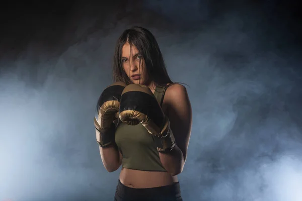 Närbild Porträtt Kvinnlig Boxare Poserar Med Boxningshandskar Och Tittar Kameran — Stockfoto