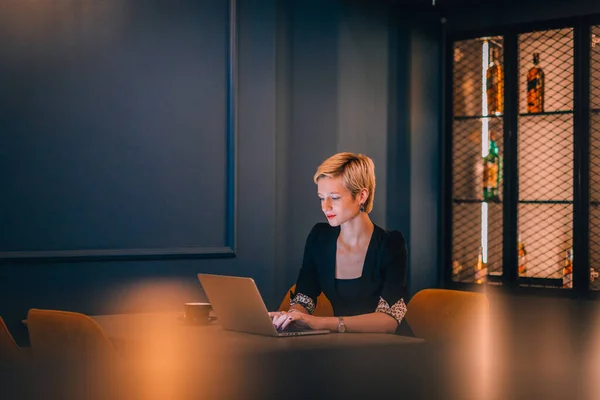 Joven Empresaria Confiada Trabajando Portátil Mientras Está Sentada Rincón Café — Foto de Stock