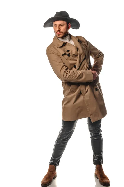 Современный Молодой Человек Модном Бежевом Пальто Черной Шляпе — стоковое фото