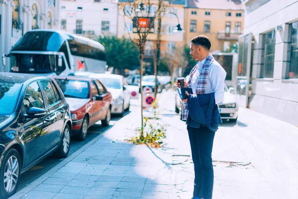 Itsevarma Liikemies Kävelee Kadun Toisella Puolella Kaupunkikaupungissa Pitäen Kahviaan Muistikirjaansa — kuvapankkivalokuva