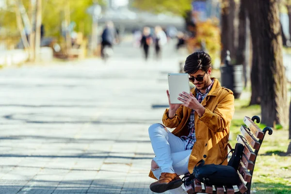 Parkta Bankta Oturan Tabletiyle Fotoğraf Çeken Modern Bir Adam — Stok fotoğraf