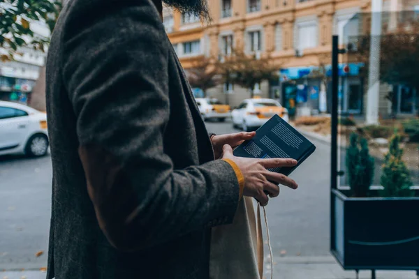 Trendy Junger Mann Trägt Ein Buch Während Eines Spaziergangs Der — Stockfoto