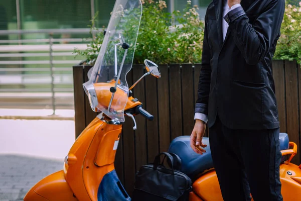 Ejecutivo Corporativo Hablando Por Teléfono Mirando Vespa Bike — Foto de Stock