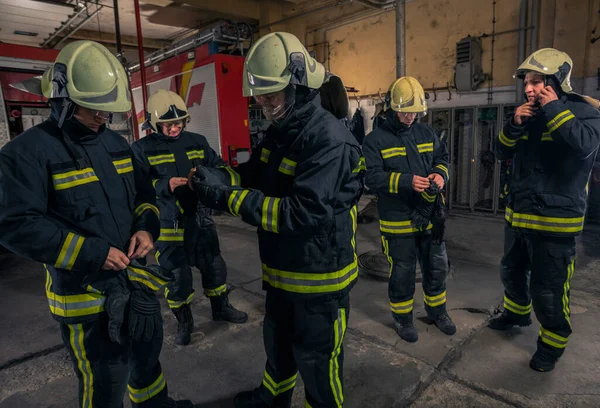 Bomberos Preparándose Para Servicio Emergencia Bomberos Poniéndose Guantes —  Fotos de Stock