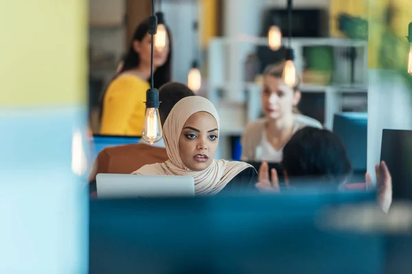 Menina Muçulmana Africano Vestindo Hijab Trabalhando Laptop Uma Empresa Inicialização — Fotografia de Stock