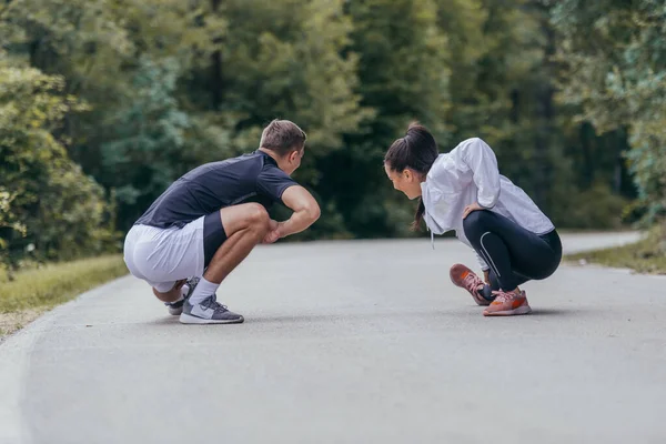 マラソン ランニング ワークアウトの準備をする男性と女性の選手 健康的なライフスタイルのコンセプト — ストック写真