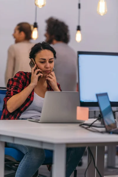 Porträt Einer Attraktiven Geschäftsfrau Bei Einem Geschäftstermin Büro — Stockfoto