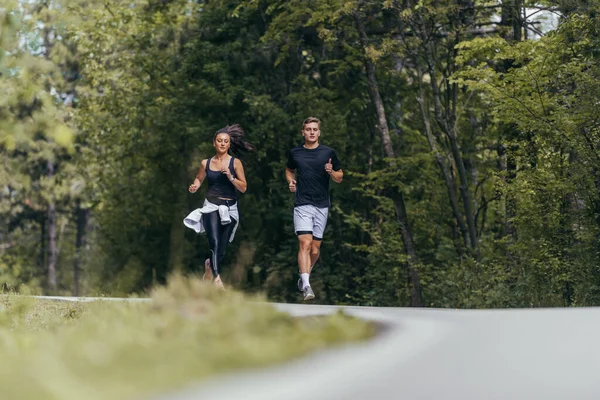 Junges Fittes Paar Läuft Auf Laufstraße Wald — Stockfoto