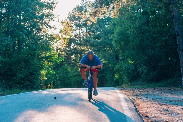 Starší Cyklista Polovině 40S Jízdu Kole Silnici Lesem Vypadající Extrémně — Stock fotografie