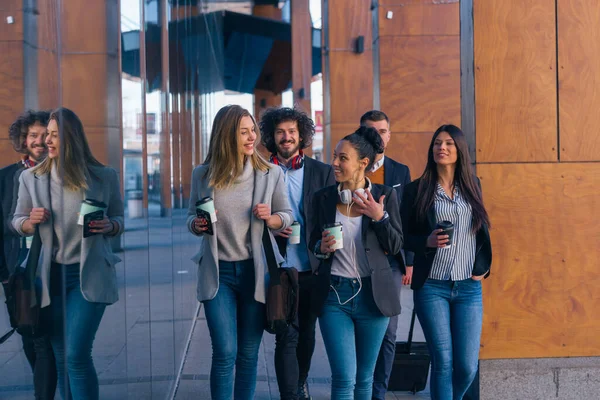 Comprimento Total Grupo Colegas Negócios Casuais Discutindo Negócios Enquanto Caminhava — Fotografia de Stock