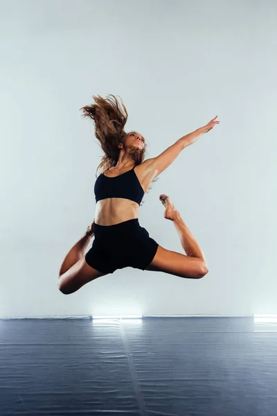 Jonge Ballerina Die Een Hedendaagse Balletbeweging Beoefent — Stockfoto