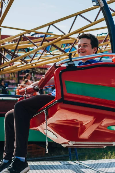 Tonåring Rider Den Spännande Roterande Swing Ride Nöjespark — Stockfoto