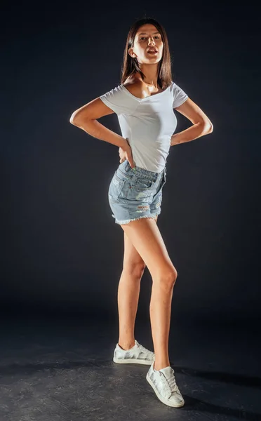 Mujer Atractiva Moda Posando Pantalones Cortos Top Blanco — Foto de Stock