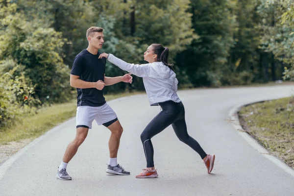 Junge Frau Wehrt Sich Mit Karate Bewegungen Gegen Einen Angreifer — Stockfoto
