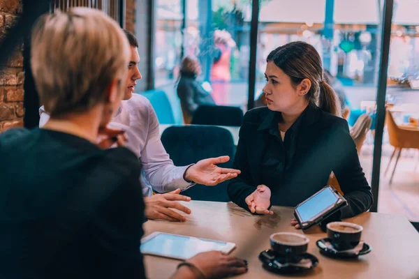 Casal Encantador Ter Reunião Café Com Seu Consultor Negócios — Fotografia de Stock