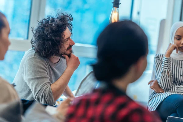 Geschäftstreffen Zwischen Multiethnischen Kollegen Einem Modernen Startup Unternehmen — Stockfoto