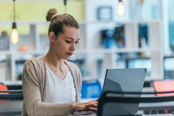 Gerente Rubia Trabajando Detrás Escritorio Una Oficina Moderna — Foto de Stock